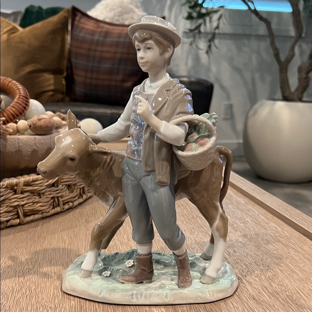 LLADRO The Herdsman Boy with calf
